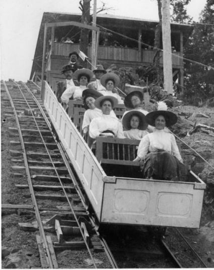 Photo_of_a_Manitou_Incline_Railway_box_car,_1908